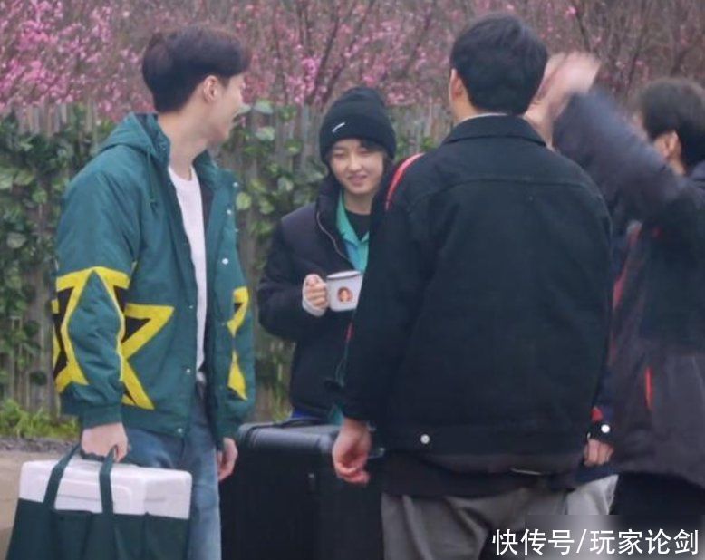 家人们|彭昱畅炒菜时肉掉在了地上，张艺兴举动成亮点，再也不说他奢侈了