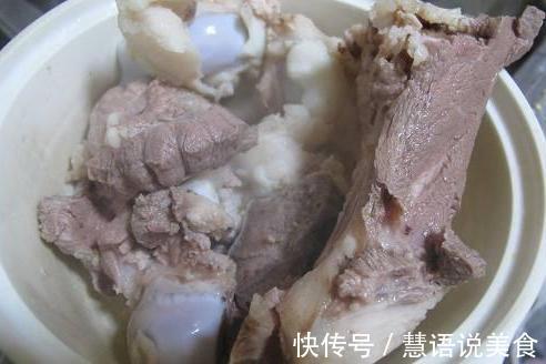 熬骨头汤时，要牢记这三个技巧，学会就再也不用下馆子了