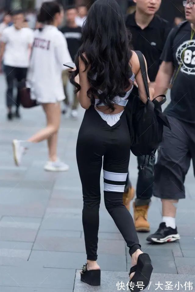 运动套装|美女街拍:纯黑色连体修身运动套装,融入白条纹元素,简约时尚