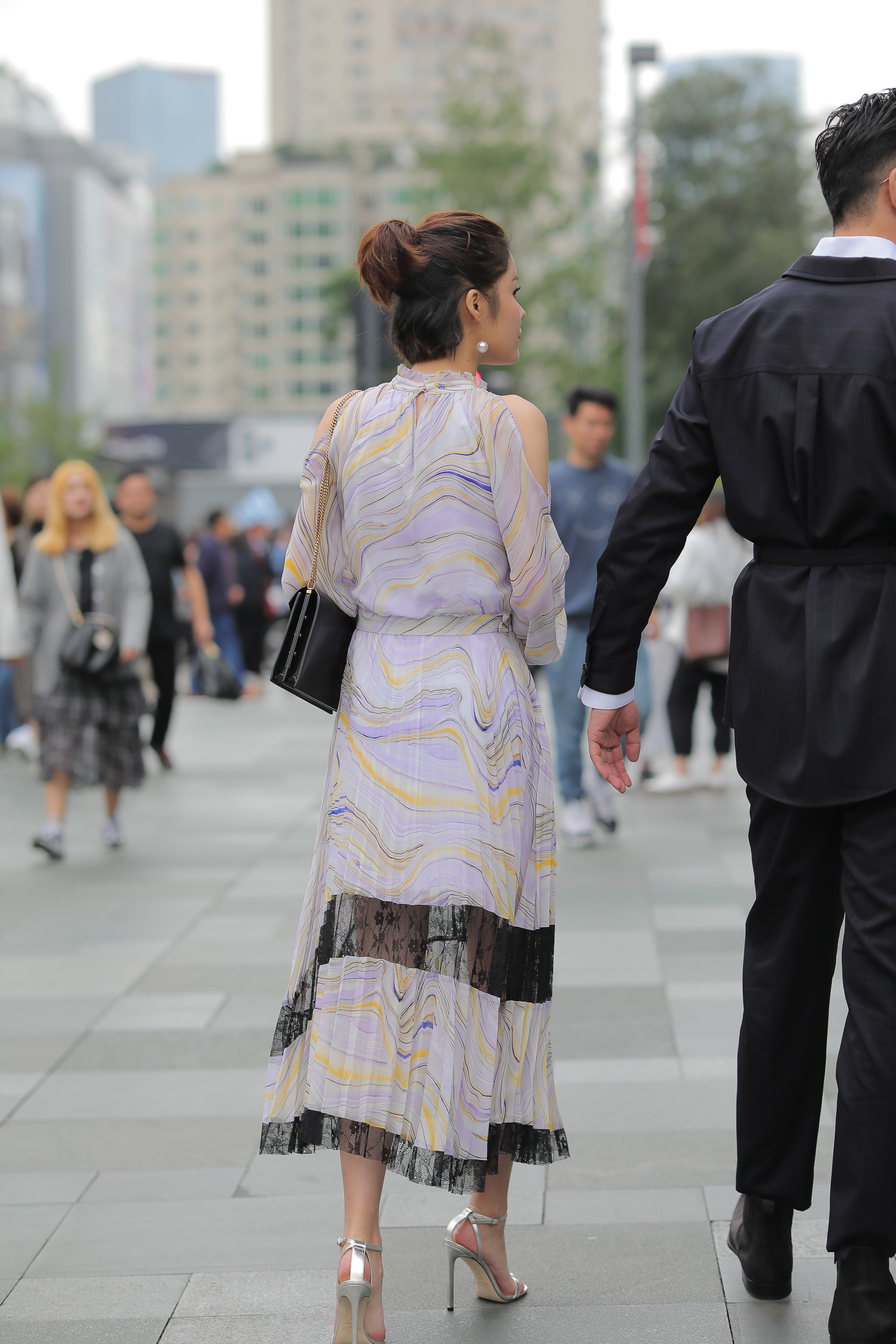 白色|雪纺连衣裙穿上很有气质, 尤其是无肩的款式, 高级十足