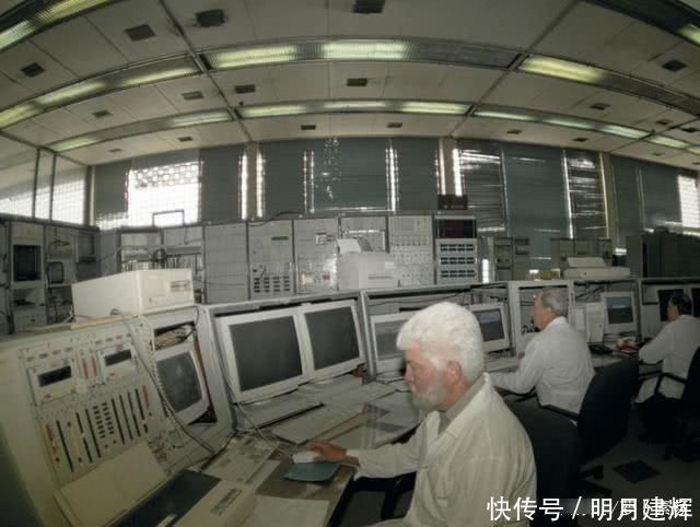 粒子 当他把头伸进粒子加速器时,他被高能质子束直接击中