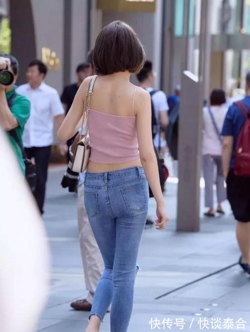 吊带背心|白色阔腿裤搭配吊带背心,使女性魅力十足,简约又时尚