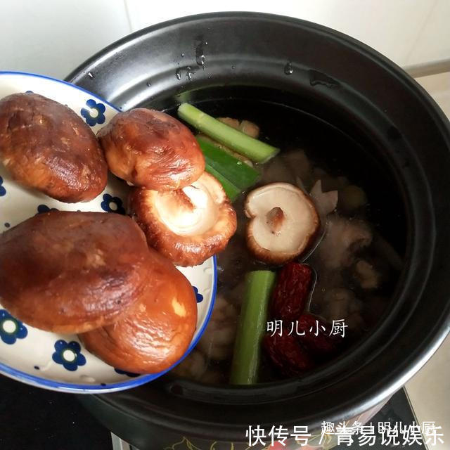 炖鸡汤加点它,气血双补,饱腹解馋,简单煮比牛羊肉还香