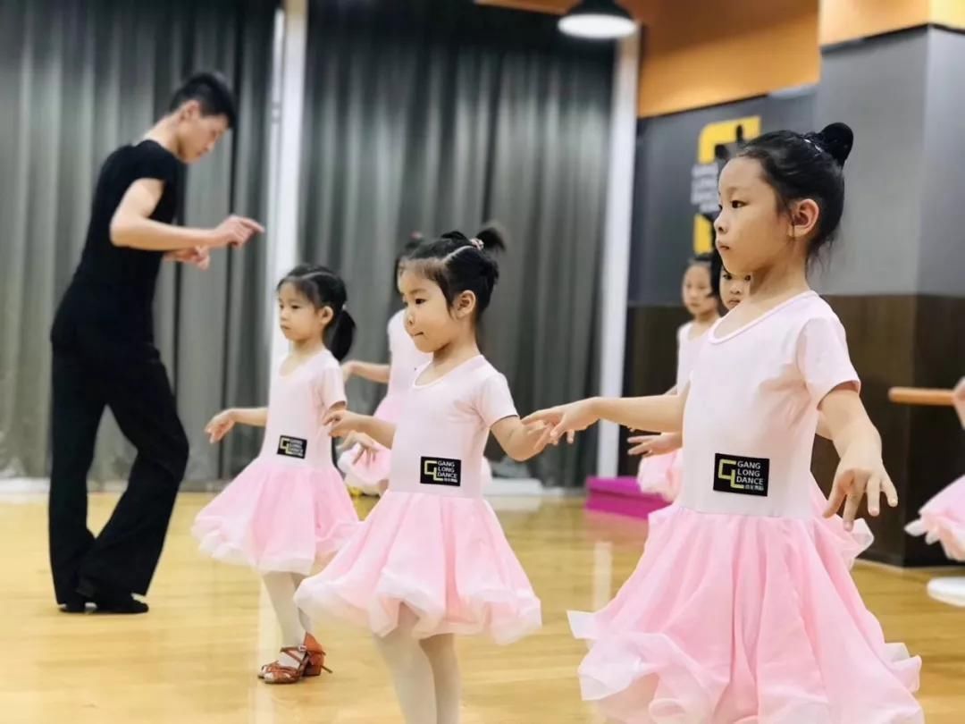 医生|学舞蹈对娃身体伤害多大?医生从专业角度分析:不会轻易让孩子学