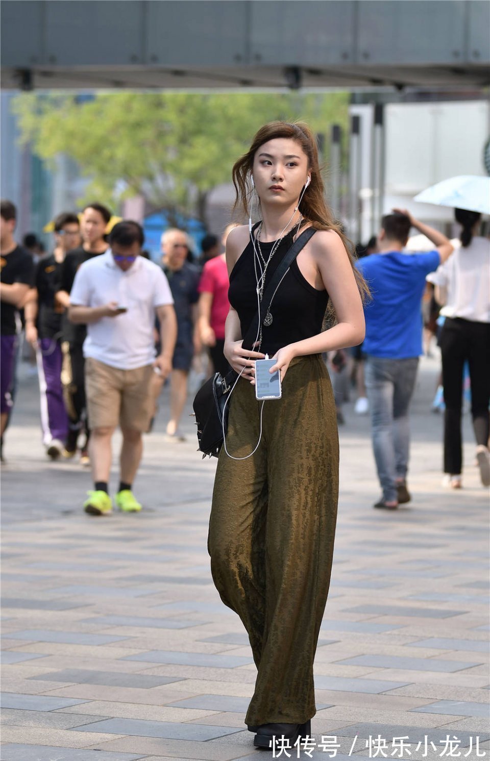 时尚姑娘|宽松的长裤,搭配修身无袖背心,时尚姑娘穿出简约感