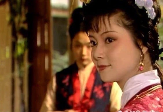 薛姨妈|薛宝钗那块金锁怎么来的?丫环莺儿道出真假,揭了她的底