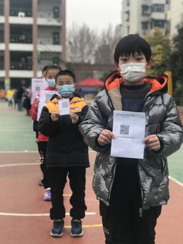 班主任|落实疫情防控，郑州中小学幼儿园开展两轮核酸检测同时进行复学演练