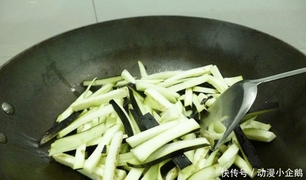茄子|炒茄子先放油?难怪炒出来的茄子不好吃,大厨来告诉你正确的做法