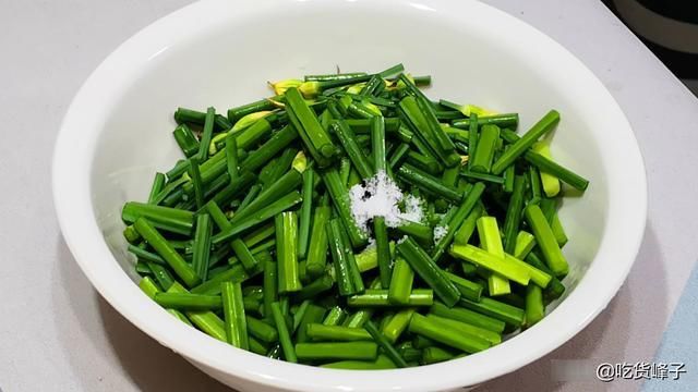 晓峰|韭花炒鸡蛋看似简单，原来有诀窍，教你1招，香嫩入味不变色