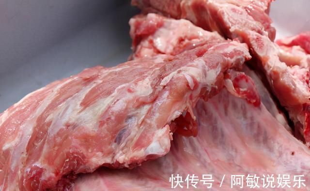 买排骨，要挑肉多的还是肉少的？肉贩子无意说漏嘴，原来如此！