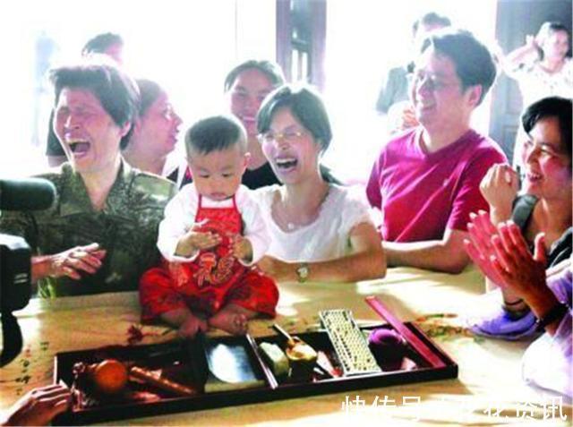 抓取|1岁宝宝抓周,奶奶放了这东西,宝宝的举动让全家人笑容都凝固了