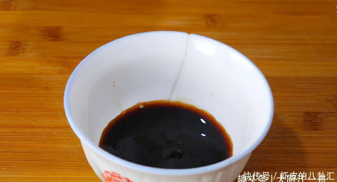 把一整条鱼放进电饭锅里,头一次见这种做法,鱼肉出锅后满屋飘香