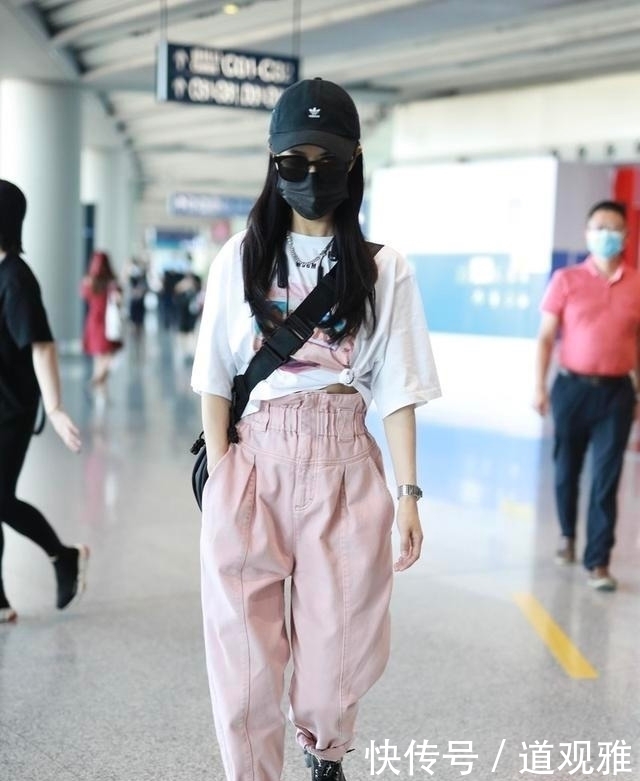 潮感|薇娅不是明星却有潮感,白T恤配粉裤秀身材,甜美清新哪像35岁