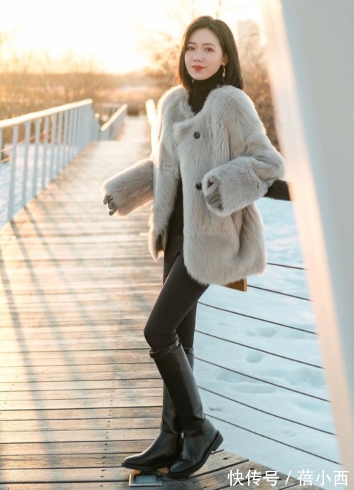 穿搭 2022不流行露脚踝,聪明女人更爱“塞裤脚”,这样穿搭时髦又显瘦