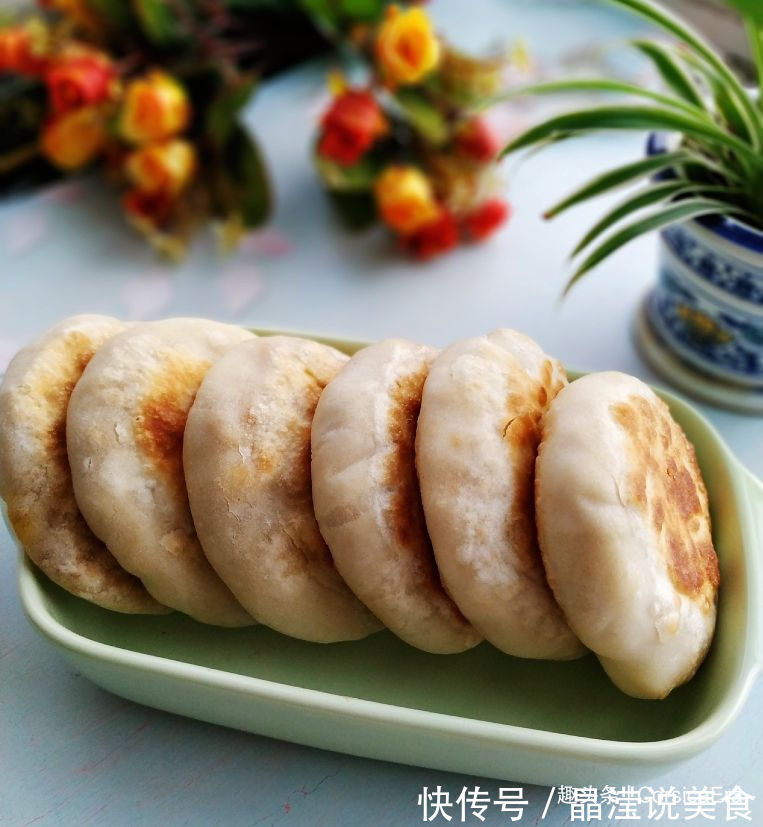 胡萝卜香菇馅饼,颜色金黄,咬一口味道鲜美,香味扑鼻