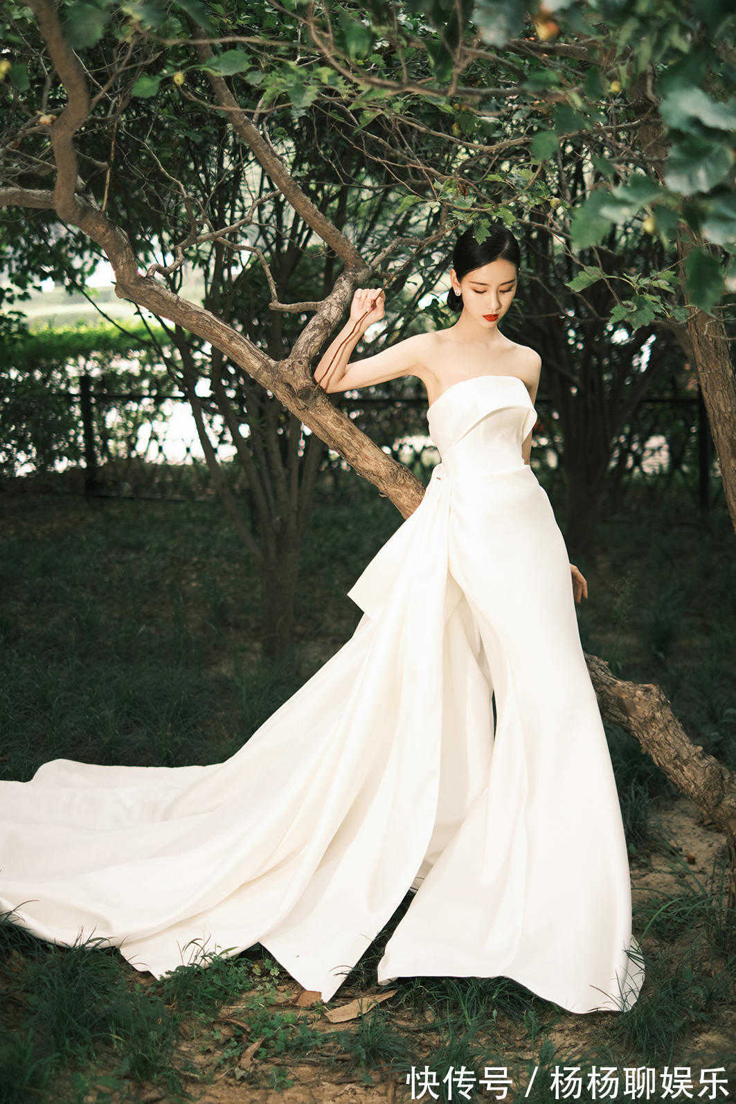 身材高挑 毛阿敏又美回来了,一身白色穿搭配短发很高级,身材高挑气场足