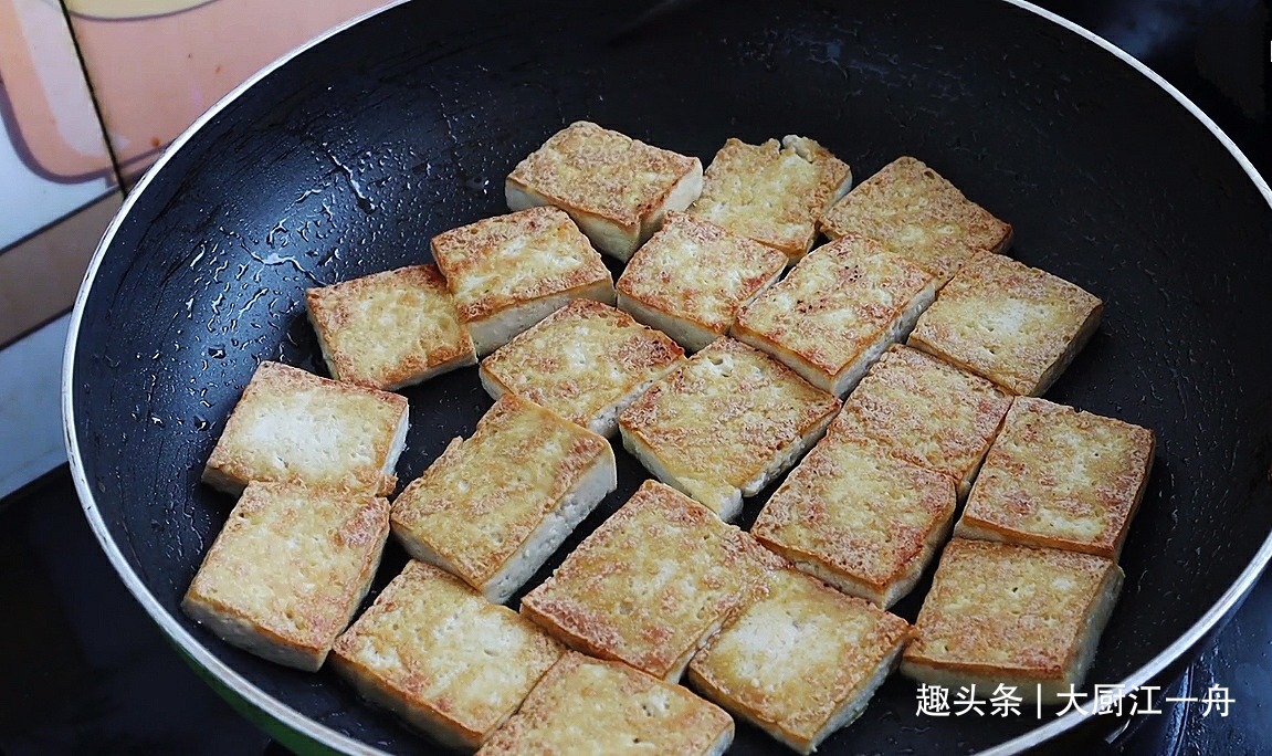 白菜炖豆腐怎样做才好吃原来做法有诀窍，一次炖一锅，太解馋了！