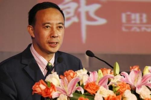 白酒|身家不到1亿,却花5亿买个亏损十几亿的酒厂,如今赚回8百亿