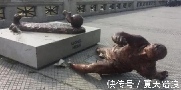 罗纳尔多|C罗雕像黑历史丑到爆+尴尬凸起,沦为全球笑柄,梅西也曾躺枪