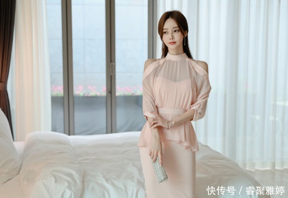 清秋芙蓉挂肩复古宫廷晚礼裙,完美展现孙允珠的清新时尚