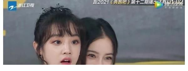 b《奔跑吧》宋雨琦和baby穿同款裙子，坐姿对比，谁是女汉子很明显