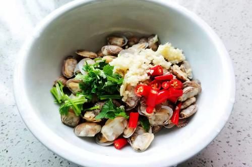 食用盐|夏天吃花甲，教你1个新吃法，不炖不炒，简单易学，家人都说好吃