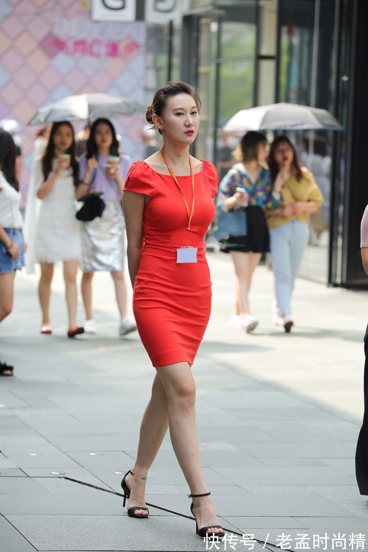 短袖|街拍:修身的短袖连衣裙,轻松提升你的气质,穿出夏日的优雅与清新