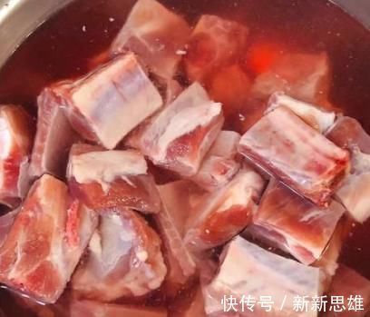 萝卜|炖排骨时，不要直接焯水！学会大厨的做法，排骨鲜嫩入味，特别香