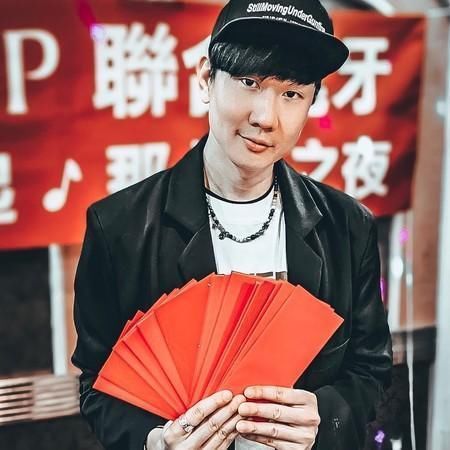 林俊杰尾牙准备一叠红包还特别邀请了李炳辉来表演 快资讯