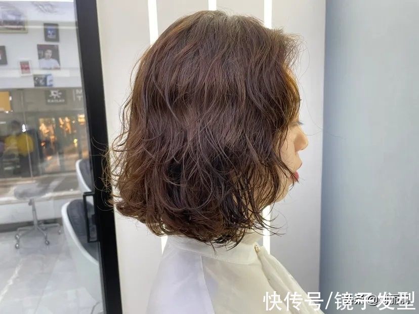 低层次 羊毛卷已过时,今年秋冬发型流行这样整,不夸张很时尚