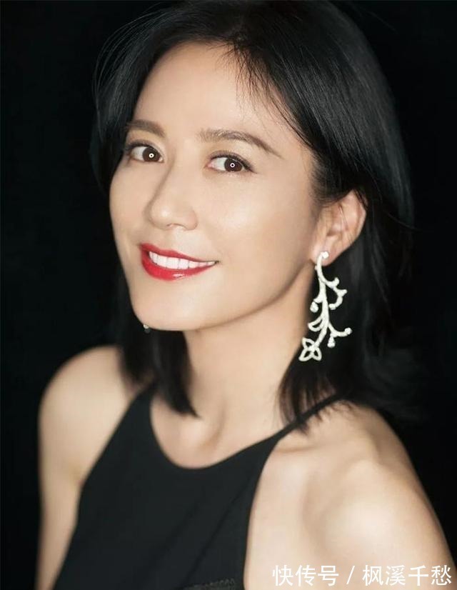 小姐姐 奔五女人快放弃“黑长直”吧!这4款发型更适合你,减龄还显气质!