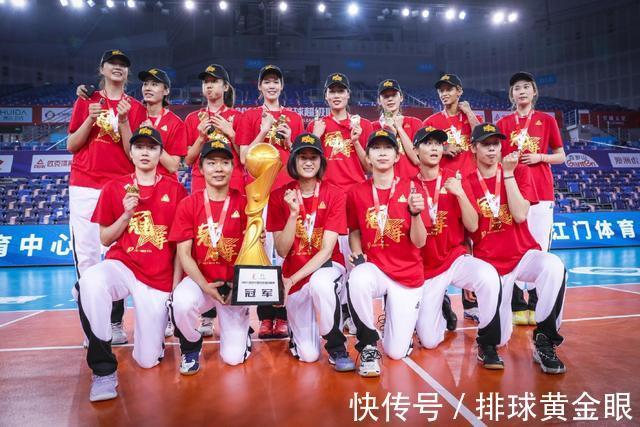 女排联赛|女排联赛颁奖仪式简陋寒酸!无领奖台,限制人数,外援因超员缺席