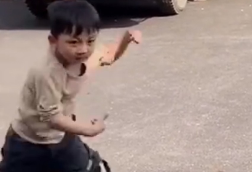 家长|小男孩有板有眼台下模仿戏剧《抬花轿》火了,网友:这就是天赋!