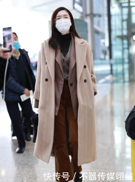今年大衣流行这样穿,造型很显气场,内搭的处理很关键
