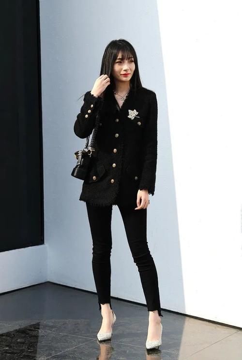 街拍：美女，用尖头细高跟添彩春装