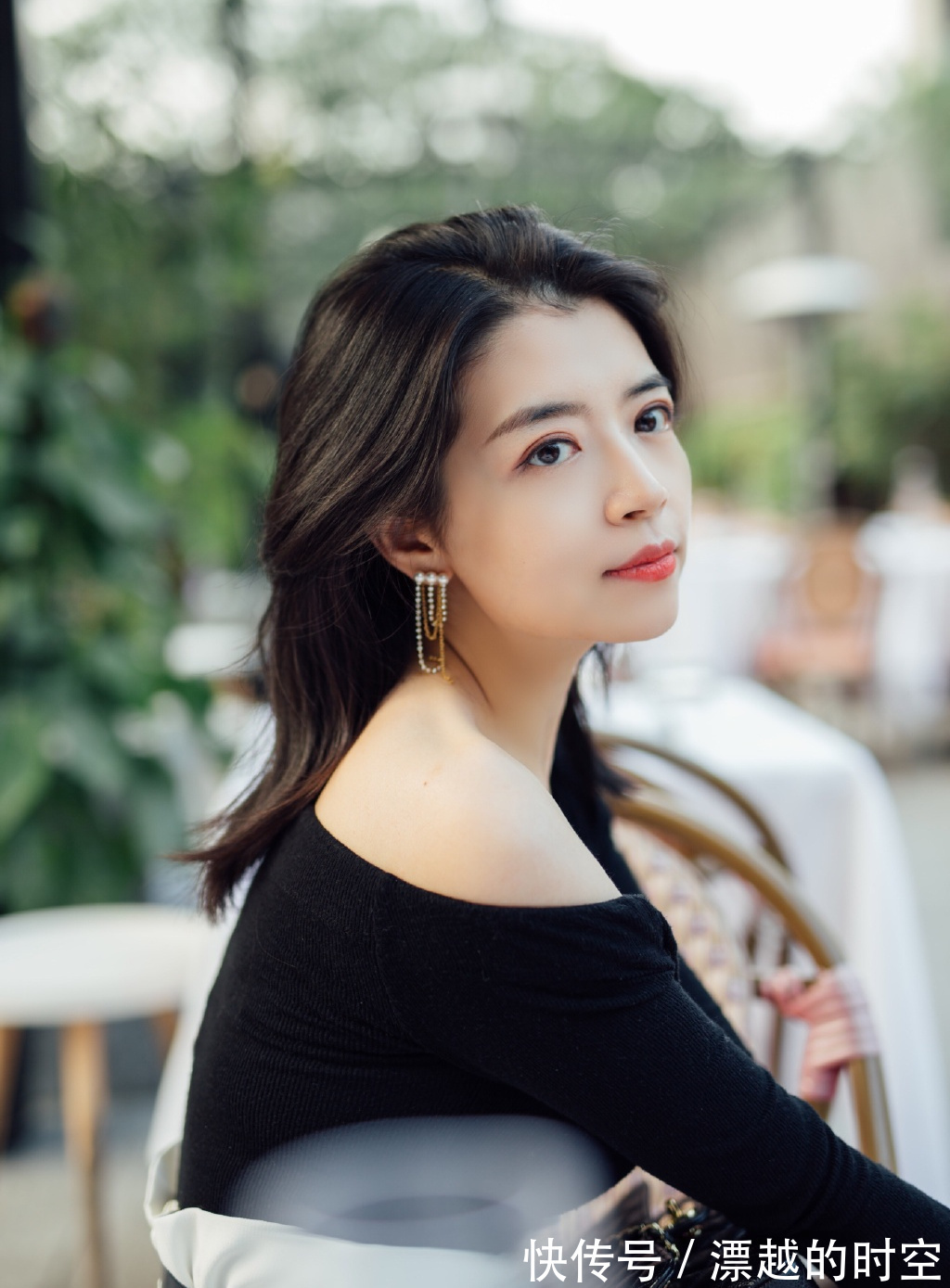 衣服 奔三奔四女人这样穿,秋季穿出高级感,黑色上衣搭配白色短裤真美