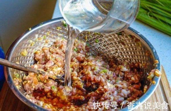 30年老师傅调饺子馅，别只会加水，加1步，饺子又鲜又香