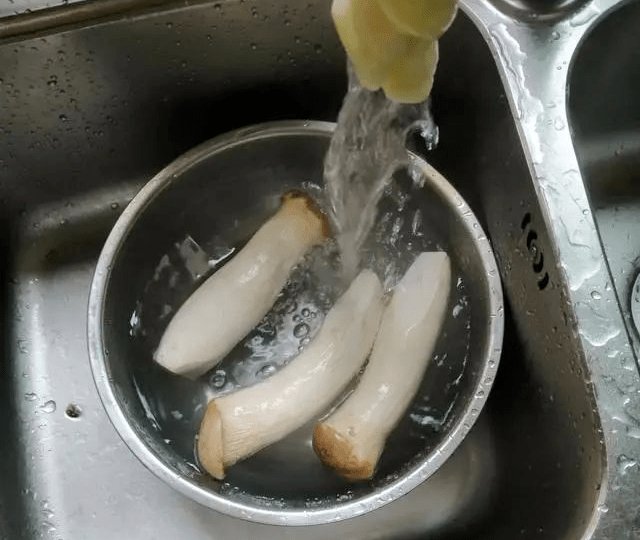 买杏鲍菇时，该挑大的还是小的？菜贩子透露，今后别再乱买了