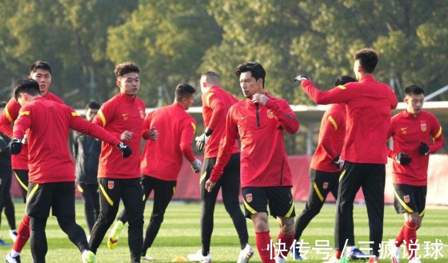李霄鹏|李霄鹏连遭重创,曝国足多人确诊,除了艾克森竟还有球员感染病毒