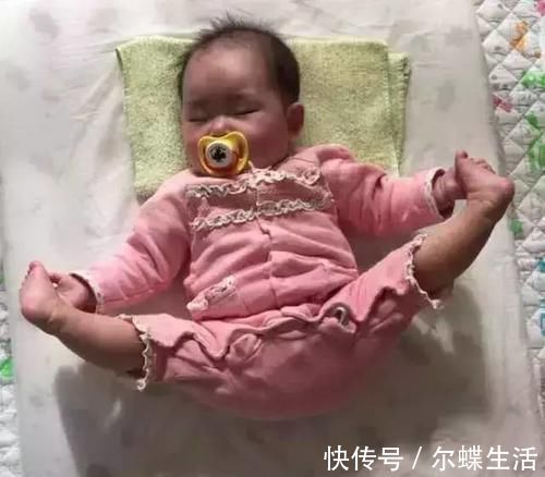 宝宝|宝宝的睡姿能有多“超纲”?掀被子的瞬间,仿佛在开盲盒