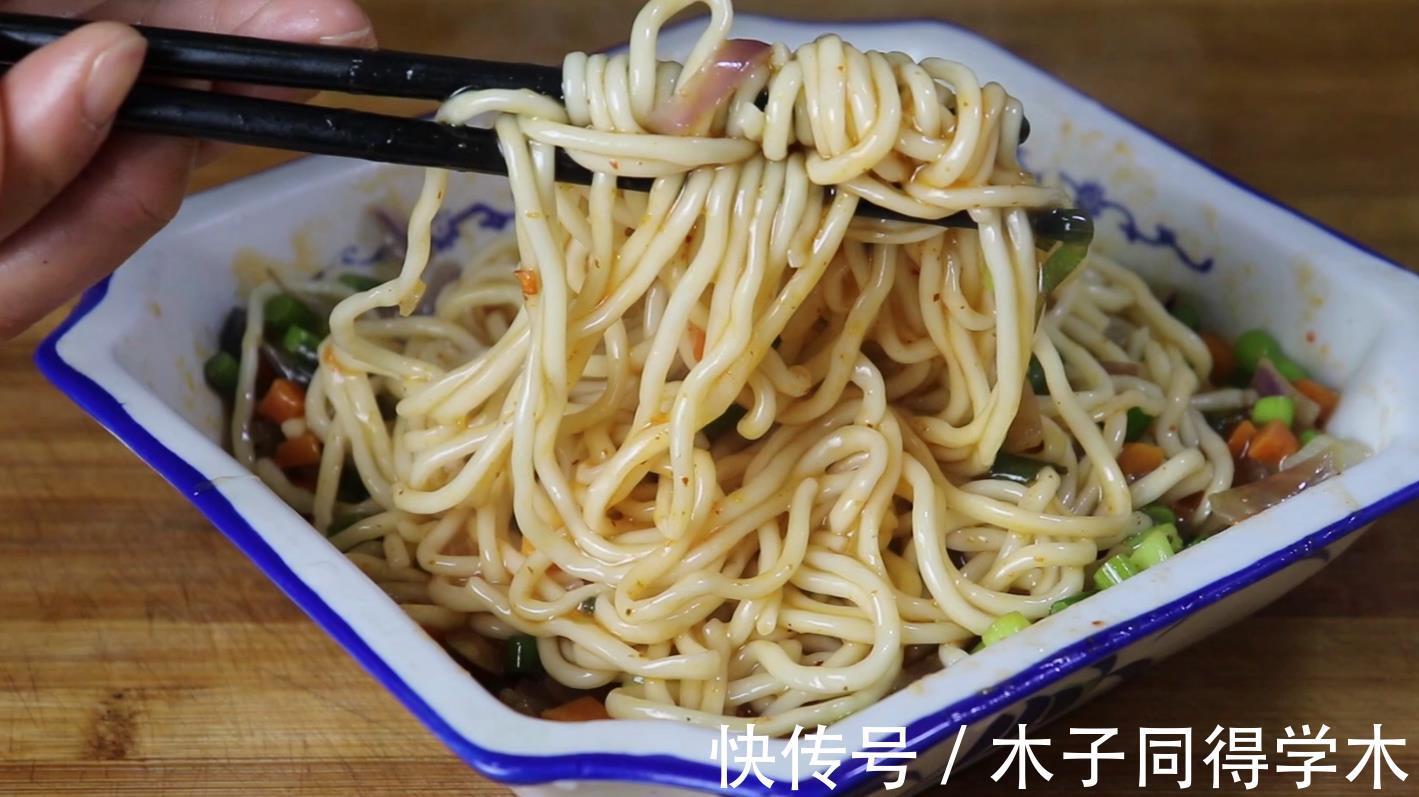 胡萝卜|面条这样做,我家隔三差五做着吃,实在是太香了,营养解馋