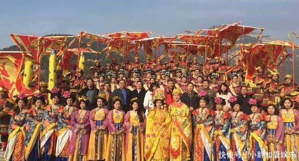 作用就是为|古代皇帝外出时,随从太监和宫女为何举着2个大扇子,是要扇风?