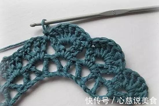 包包$55款超美的钩花包包,只要会钩不同的花,拼缝在一起,就能做出