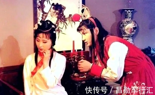 贾府!湘云挤兑黛玉赞宝钗,仅仅是因为宝钗比黛玉更好吗?