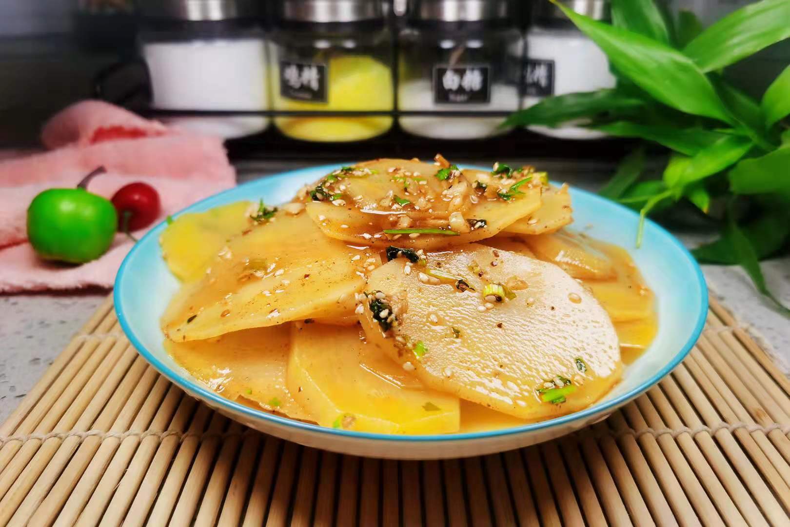 初伏即将到来,土豆的新鲜吃法,不炒也不炖,精神饱满迎初伏