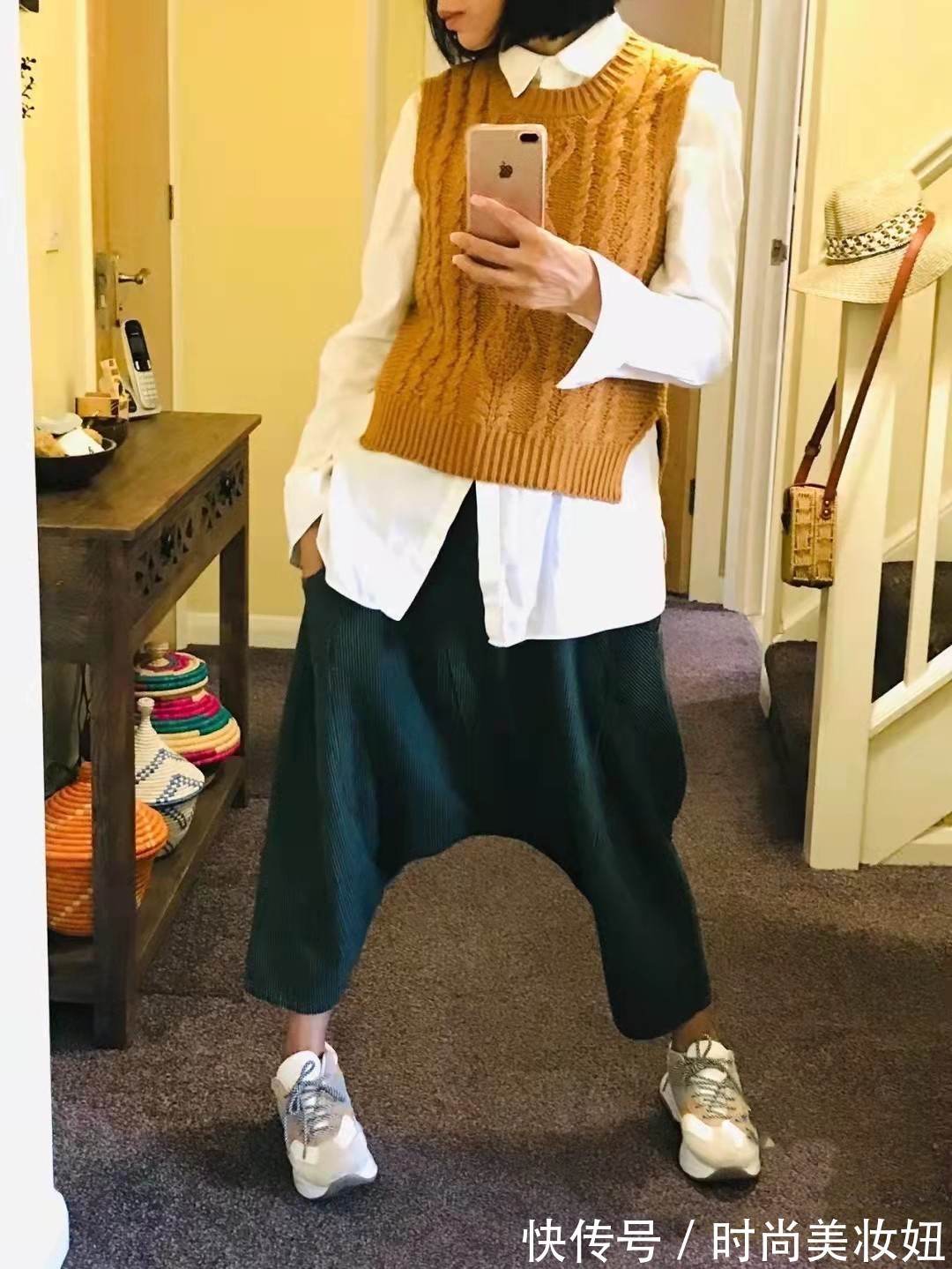 奶奶衫|这位60岁“大姐”太会穿了,奶奶背心穿出少女范,减龄又高级