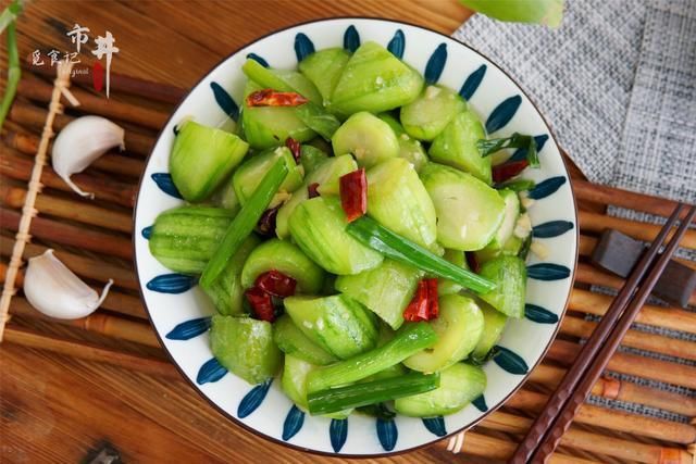 丝瓜藤|炒丝瓜发黑，记得下锅前“加一步”，丝瓜碧绿鲜嫩，不费油还好吃