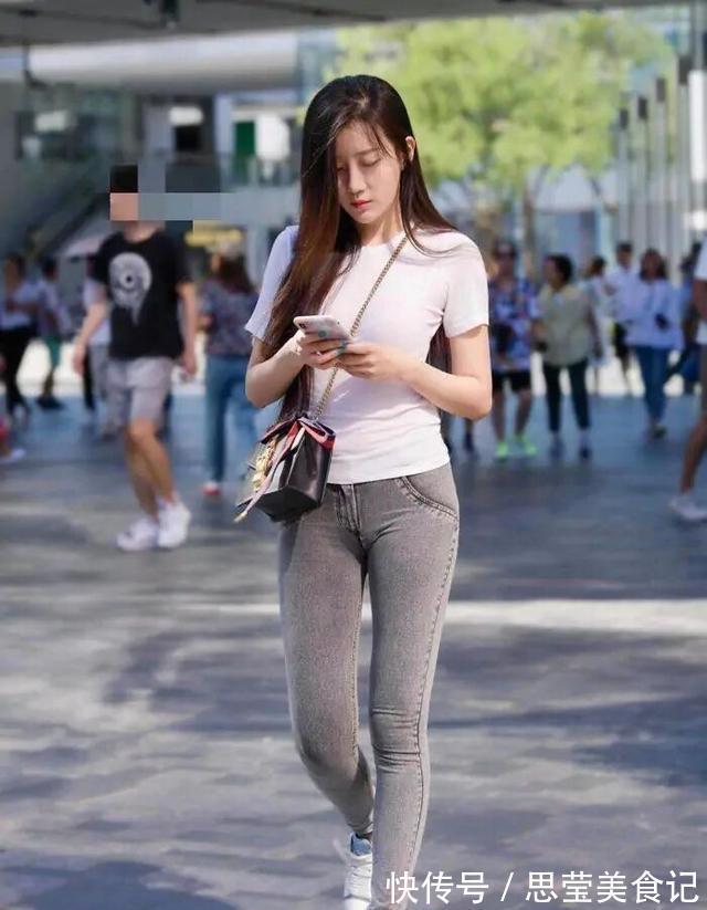 休闲短袖 白色休闲短袖搭配灰色打底裤,时尚百搭,又经典实用