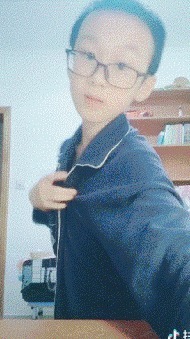 |搞笑GIF动图:这碗面实在是太辣了,把这位大哥辣得半天没缓过来