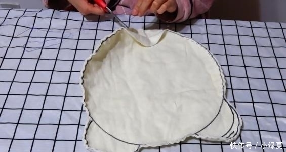 家里不穿的废旧衣服不要扔,照着锅盖剪一剪,超市的要卖一两百!